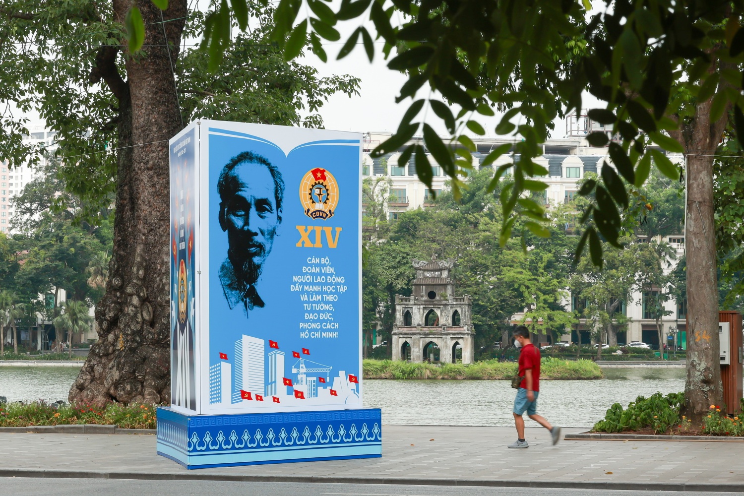 Pano cổ động Đại hội tại khu vực hồ Hoàn Kiếm.