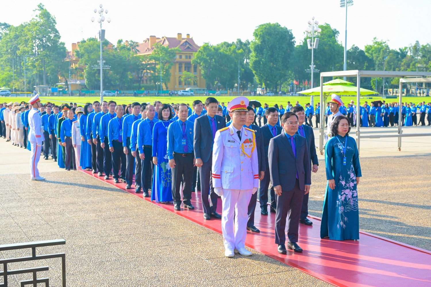 Các đại biểu thành kính tưởng niệm Chủ tịch Hồ Chí Minh