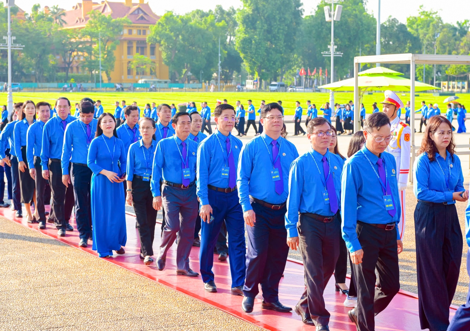Các đại biểu dự Đại hội Công đoàn Việt Nam lần thứ XIV vào Lăng viếng Chủ tịch Hồ Chí Minh