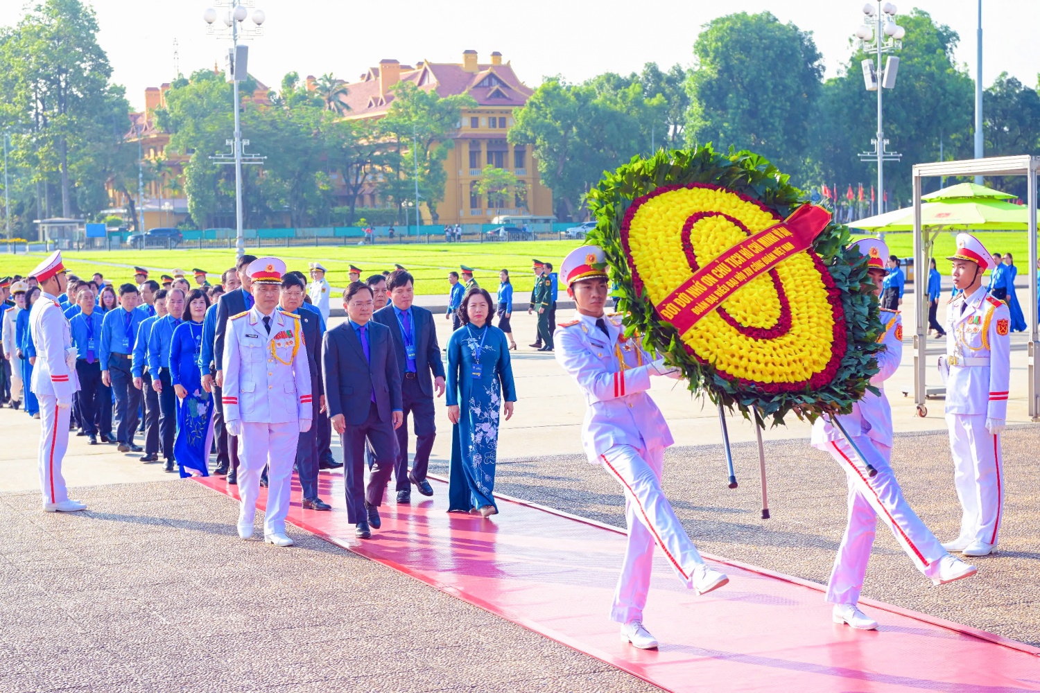Đoàn đại biểu dự Đại hội XIV Công đoàn Việt Nam đặt vòng hoa và vào lăng viếng Chủ tịch Hồ Chí Minh