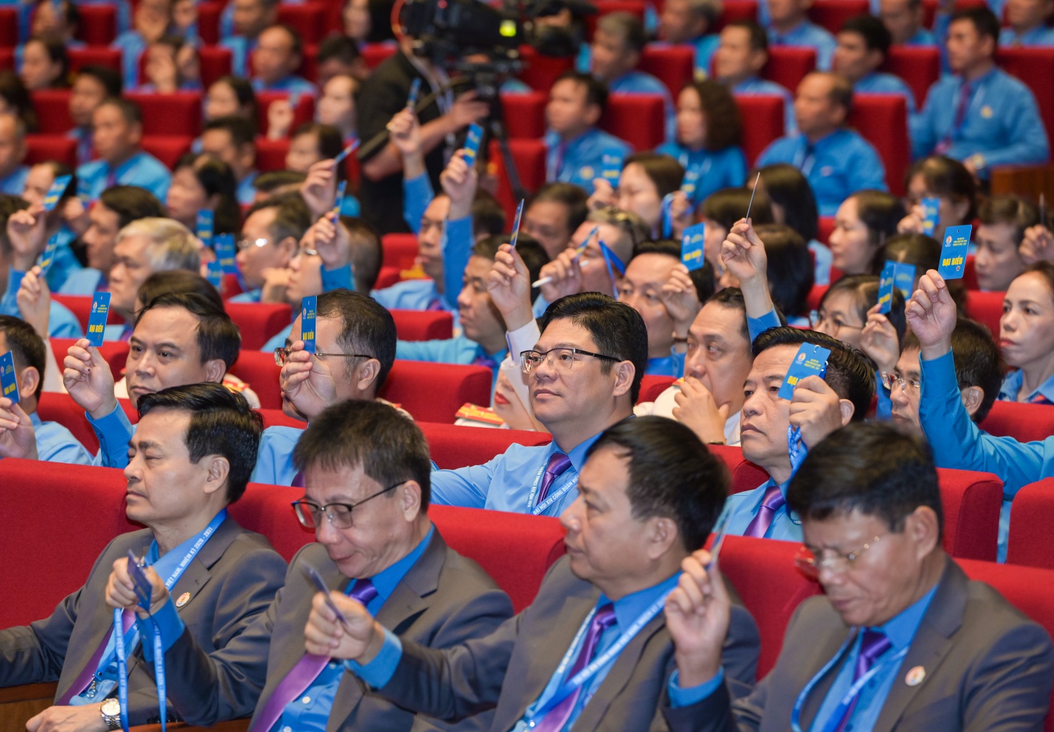 Các đại biểu biểu quyết thông qua chương trình làm việc