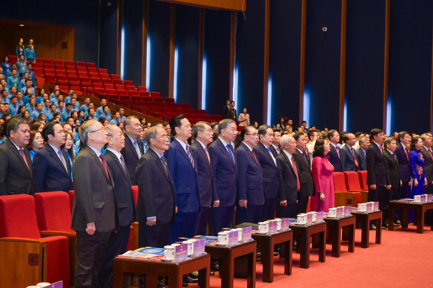 Các đại biểu thực hiện nghi thức chào cờ