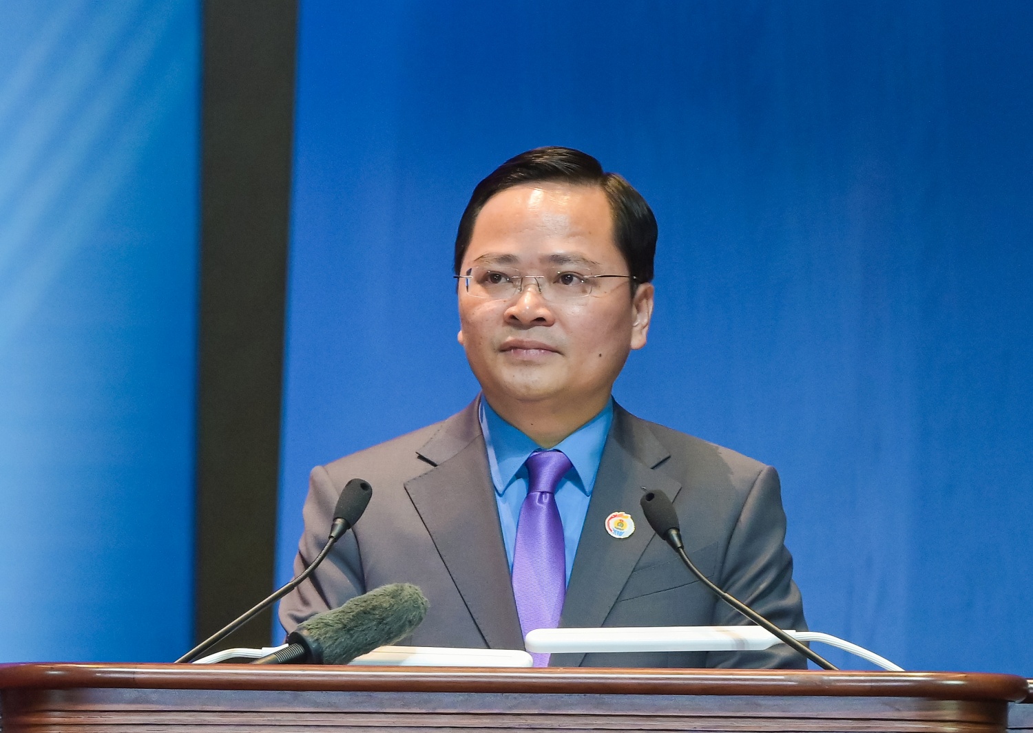 Đồng chí Nguyễn Anh Tuấn - Ủy viên Trung ương Đảng, Phó Chủ tịch Ủy ban Trung ương Mặt trận Tổ quốc Việt Nam, Chủ tịch Tổng Liên đoàn Lao động Việt Nam phát biểu tại Đại hội.