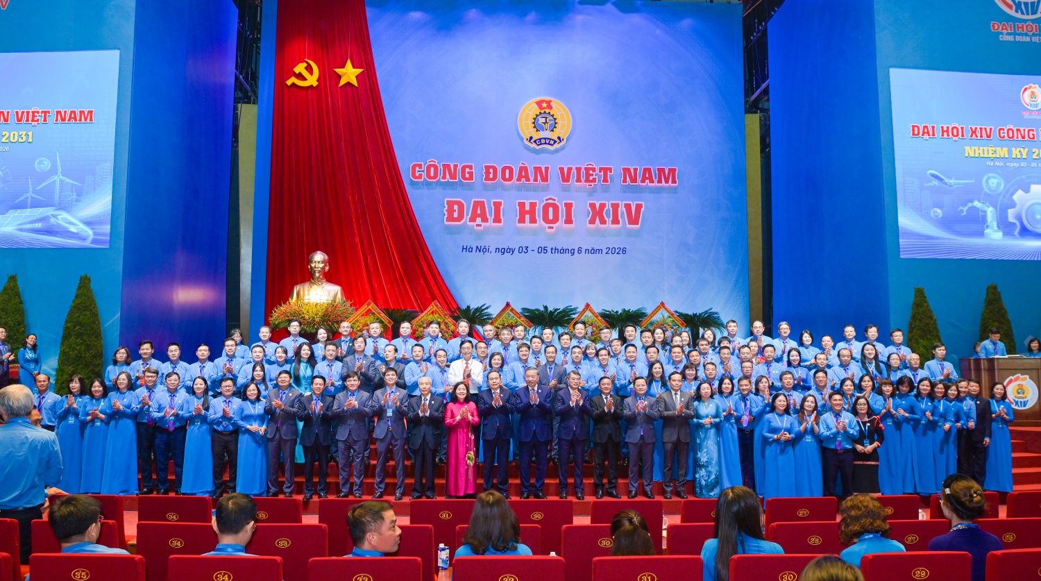 Các đồng chí lãnh đạo Đảng, Nhà nước cùng các đoàn đại biểu dự Đại hội XIV Công đoàn Việt Nam, trong đó có đoàn đại biểu Công đoàn Petrovietnam.
