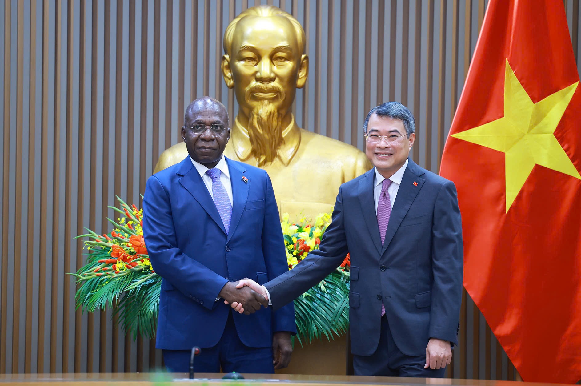 Thủ tướng Chính phủ Lê Minh Hưng tiếp Bộ trưởng Bộ Ngoại giao Cộng hòa Angola Téte António. Ảnh: VGP/Nhật Bắc