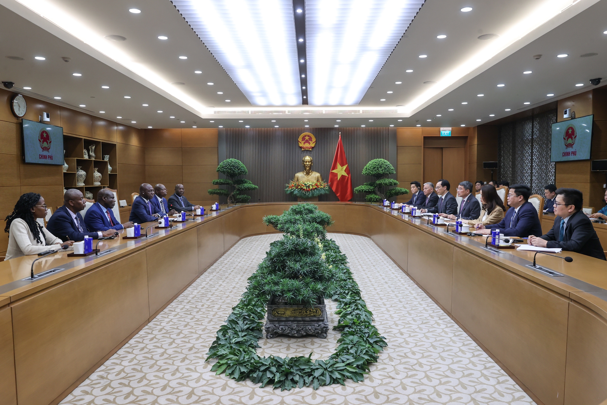 Thủ tướng Chính phủ Lê Minh Hưng đề nghị hai nước tiếp tục tăng cường trao đổi đoàn cấp cao và giữa các bộ, ngành, địa phương hai nước, trao đổi kinh nghiệm phát triển - Ảnh: VGP/Nhật Bắc