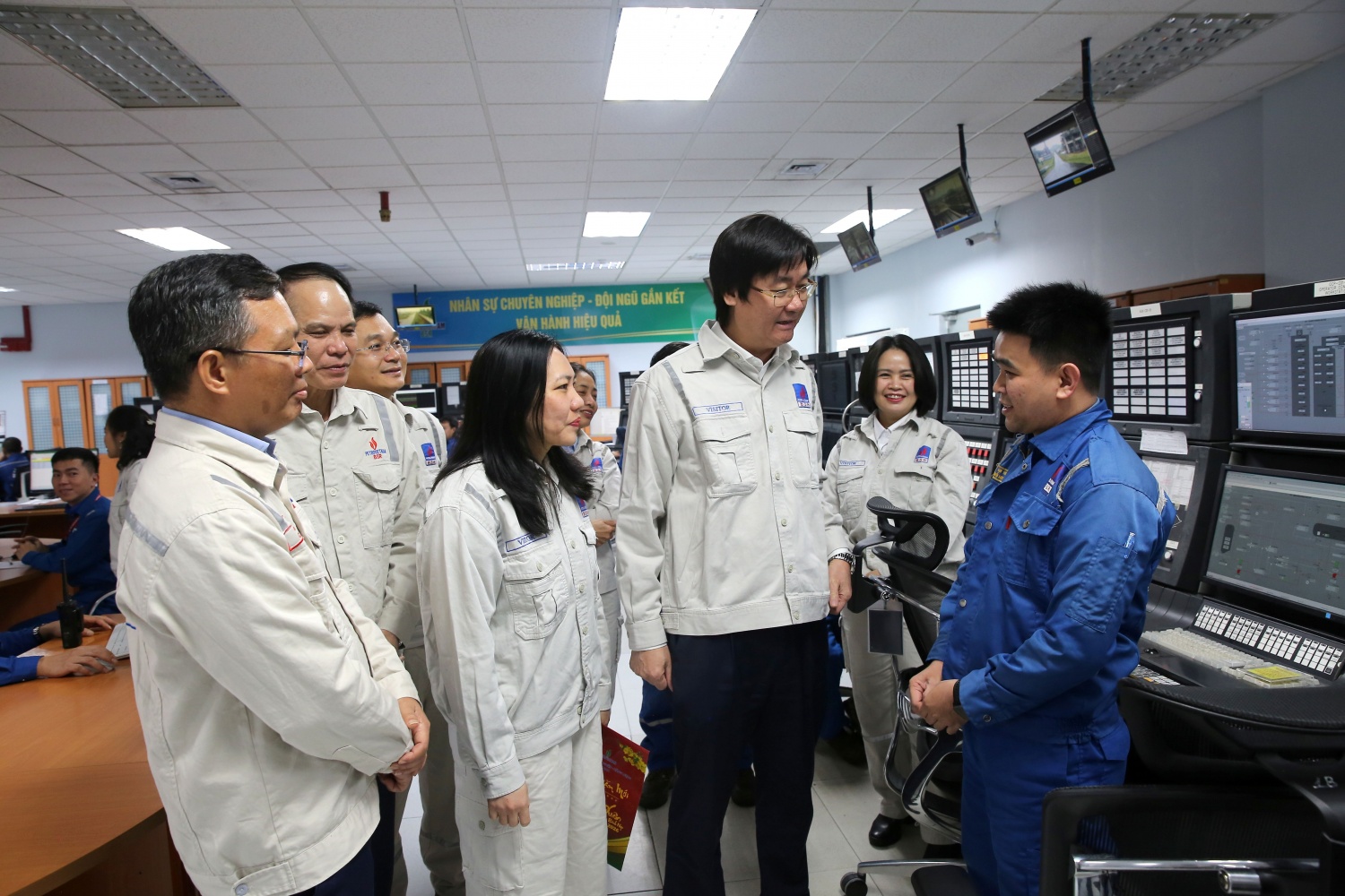 Ông Nguyễn Mạnh Kha - Ủy viên Ban Chấp hành Tổng Liên đoàn Lao động Việt Nam, Ủy viên Ban Chấp hành Đảng bộ, Chủ tịch Công đoàn Petrovietnam thăm hỏi, động viên người lao động BSR làm việc tại NMLD Dung Quất.