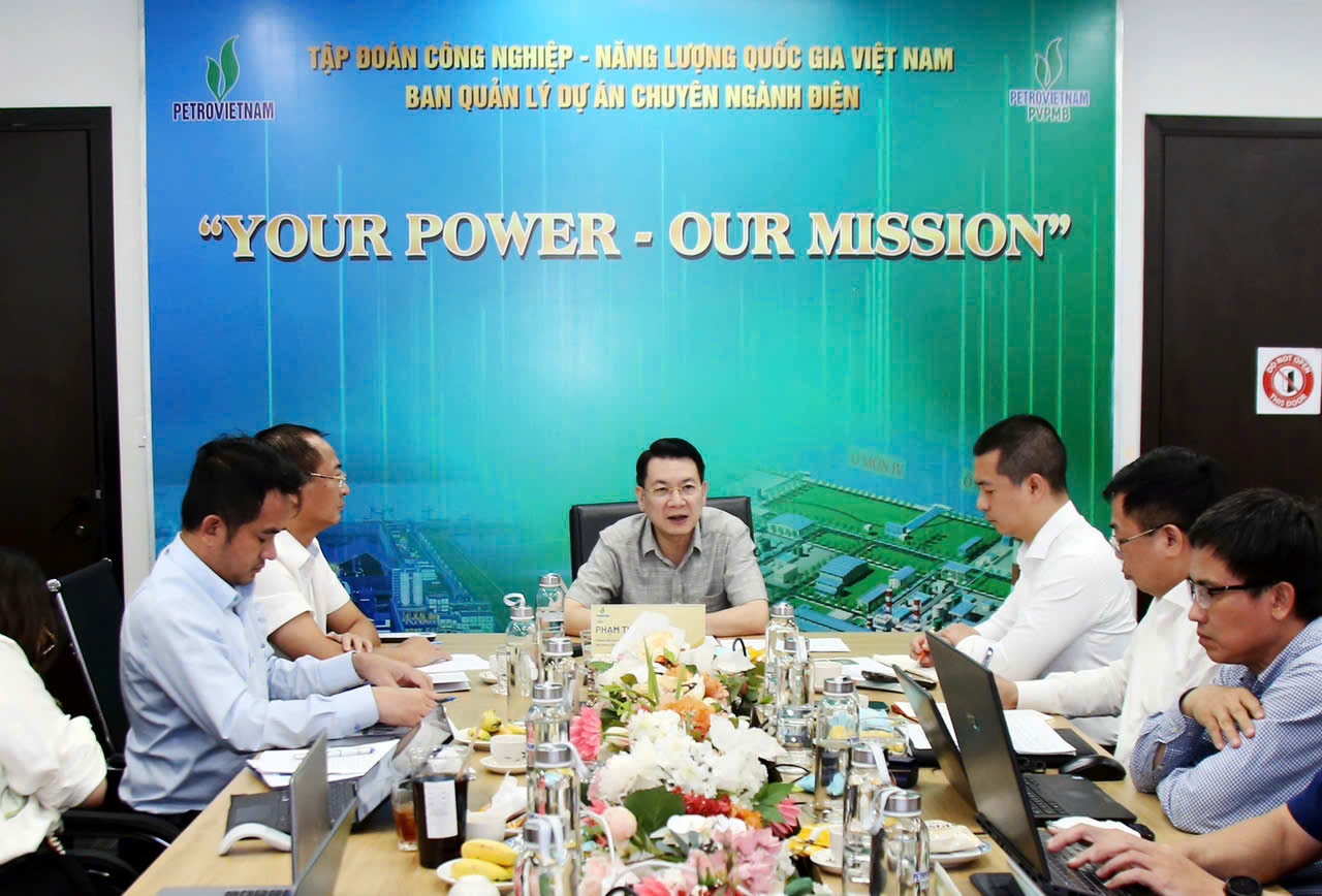 Ông Phạm Tuấn Anh - Thành viên HĐTV Petrovietnam, Phó Trưởng Ban Chỉ đạo Chuỗi dự án khí - điện Lô B chủ trì buổi làm việc.