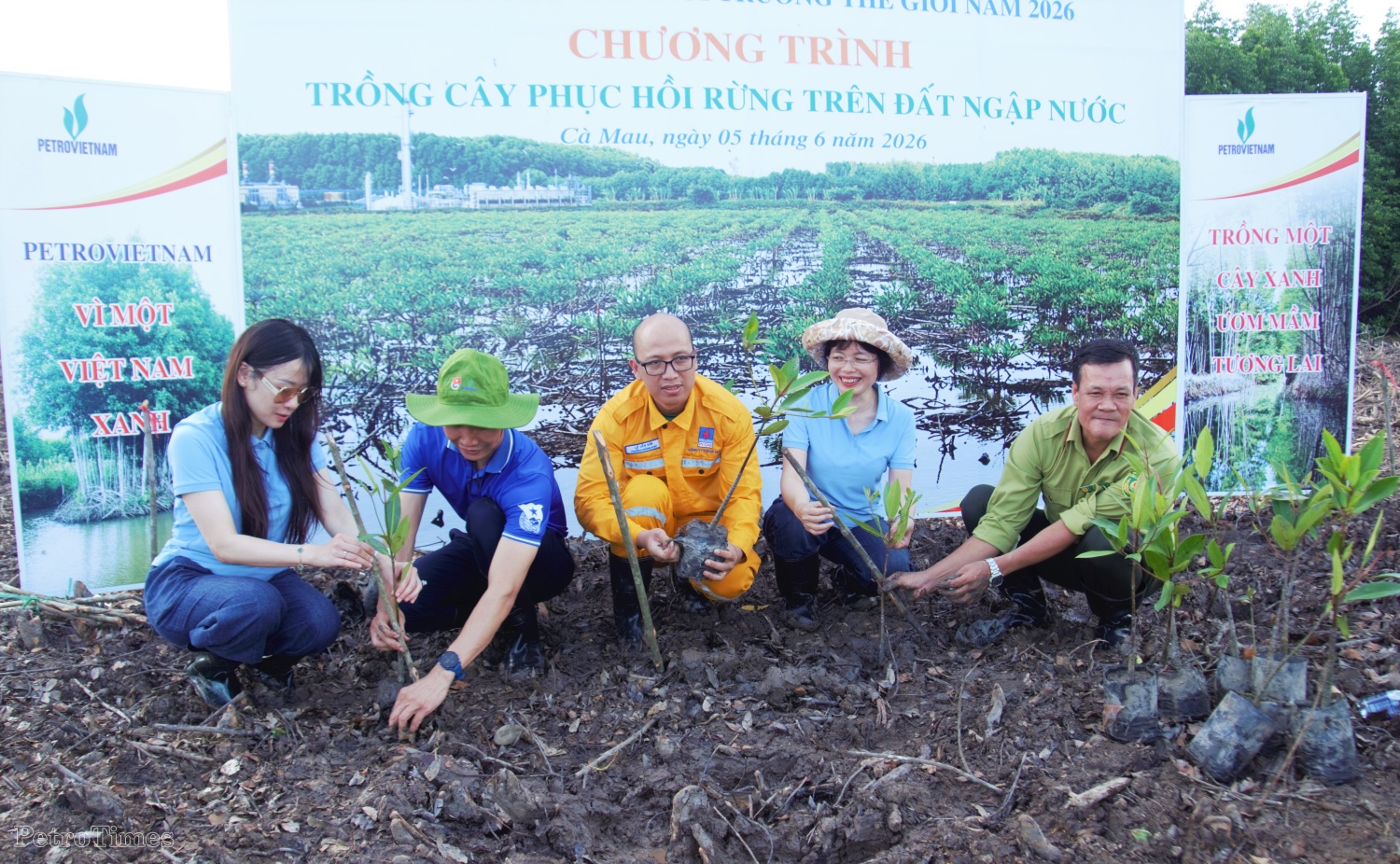 Bà Đỗ Thị Thu Phương (thứ 2 từ phải sang) cùng các đại biểu phát động trồng rừng tại chương trình.
