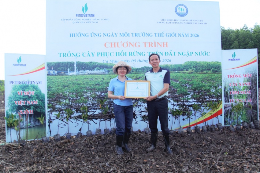 Ông Kiều Tấn Đạt, Viện trưởng Viện Khoa học Lâm nghiệp Nam Bộ trao giấy chứng nhận cho đại diện Petrovietnam tại chương trình.