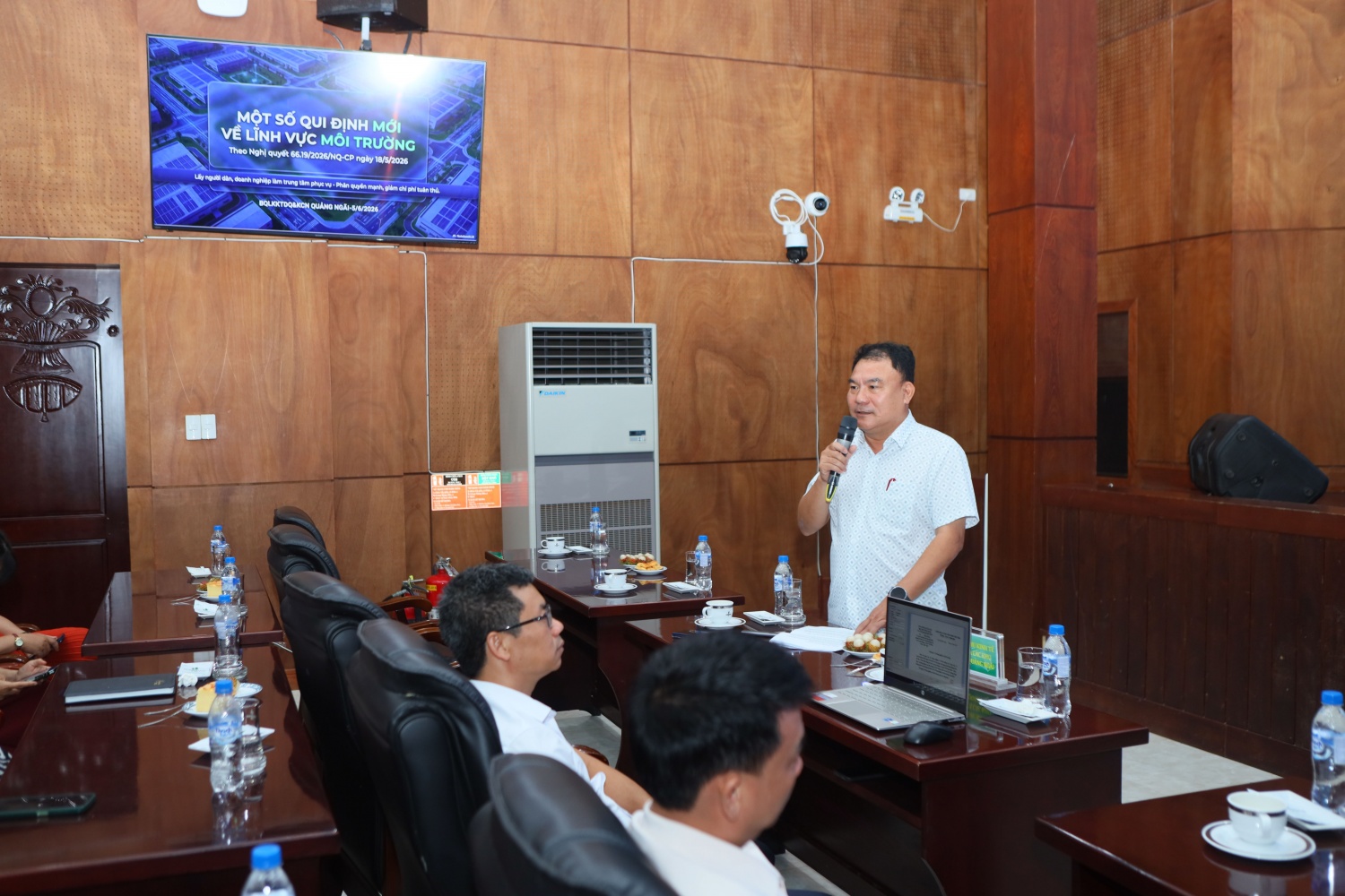 Đại diện Ban Quản lý Khu kinh tế Dung Quất và Khu công nghiệp tỉnh Quảng Ngãi phổ biến các quy định mới về lĩnh vực môi trường cho các doanh nghiệp.