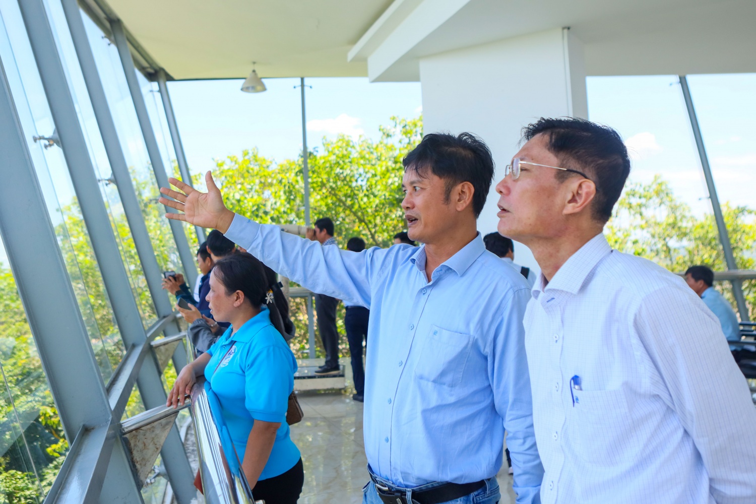 Các đại biểu tham dự chương trình đi tham quan, nghiên cứu, tìm hiểu về tình hình hoạt động sản xuất kinh doanh và bảo vệ môi trường tại NMLD Dung Quất của BSR.