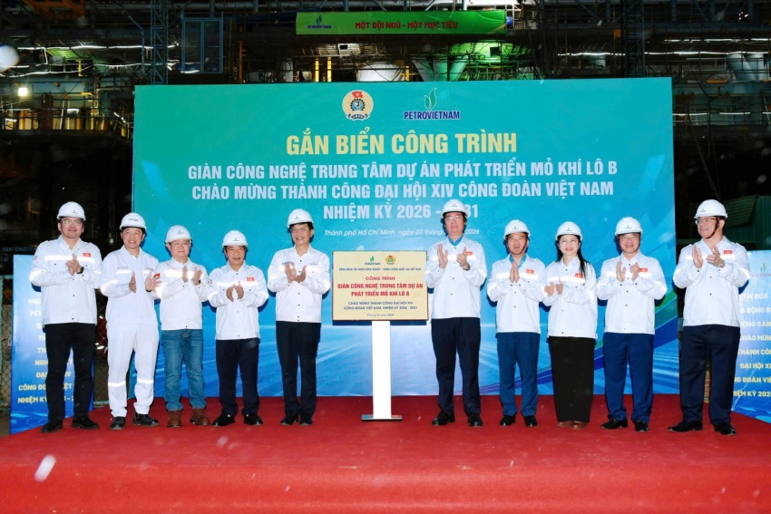 Các đại biểu thực hiện nghi thức gắn biển công trình Giàn công nghệ trung tâm Dự án phát triển mỏ khí Lô B chào mừng thành công Đại hội XIV Công đoàn Việt Nam nhiệm kỳ 2026-2031.