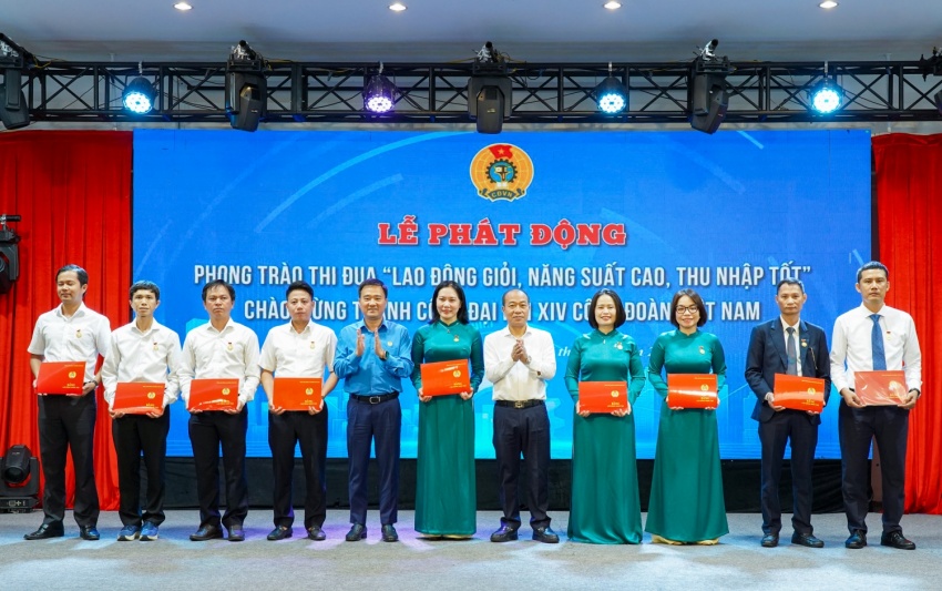Trao tặng Bằng Lao động sáng tạo và Huy hiệu Lao động sáng tạo của Tổng Liên đoàn Lao động Việt Nam cho đại diện 88 người lao động của các đơn vị trong Petrovietnam.