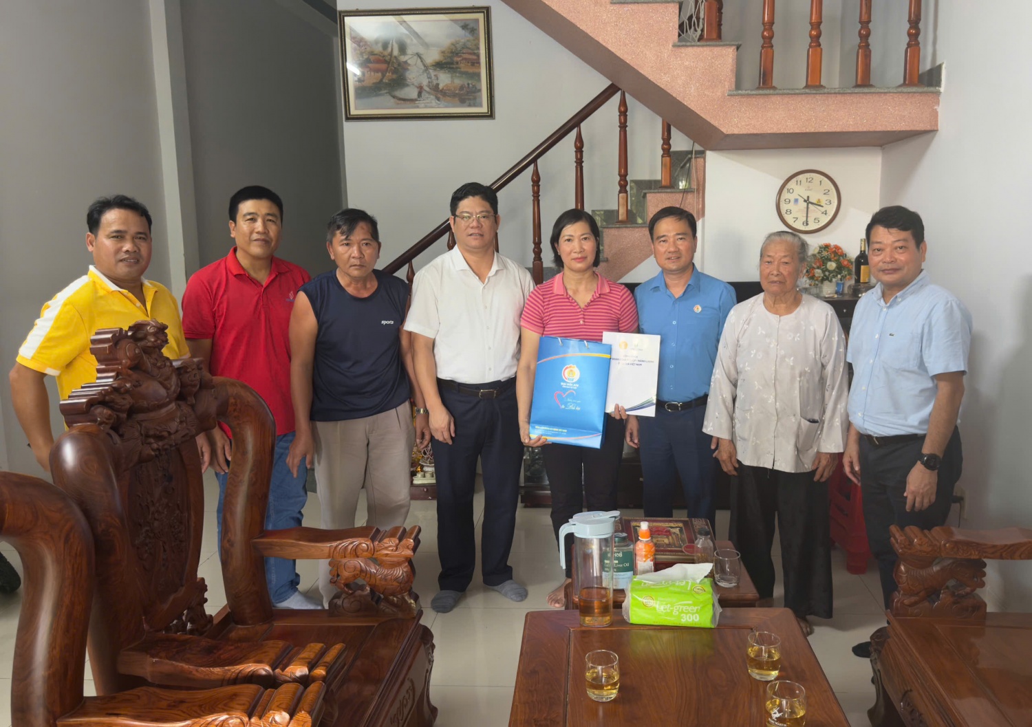 Đoàn công tác đến thăm chị Nguyễn Thị Anh, người lao động PPC - PVFCCo.