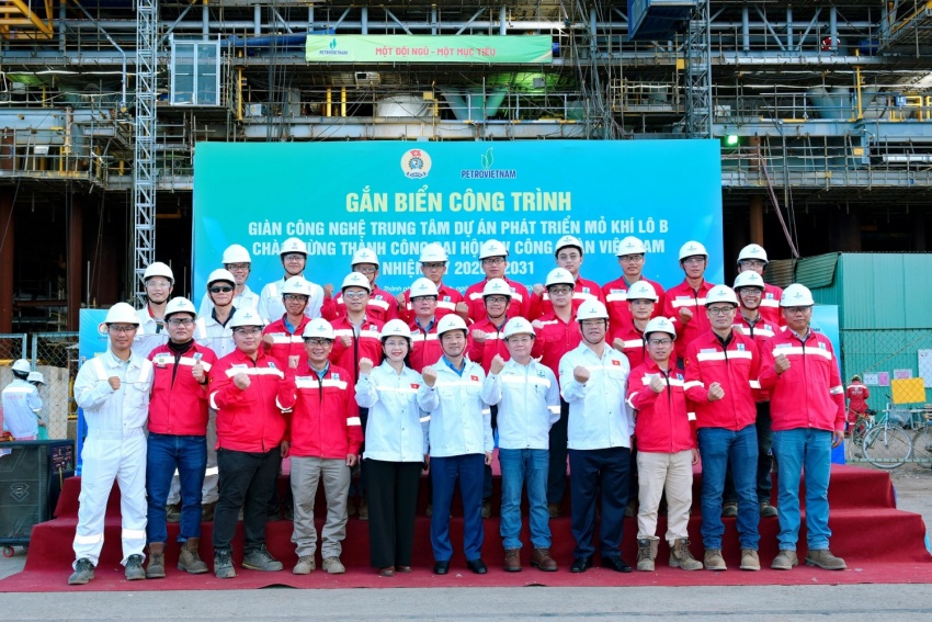 Người lao động Petrovietnam thể hiện sự quyết tâm đẩy mạnh phong trào thi đua “Lao động giỏi, Năng suất cao, Thu nhập tốt” tại công trình Giàn công nghệ trung tâm Dự án phát triển mỏ khí Lô B