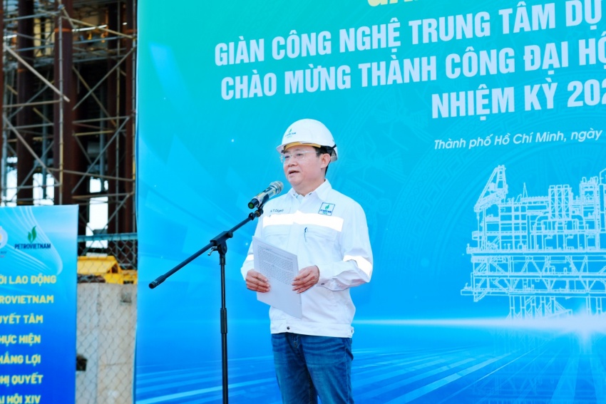 Đồng chí Nguyễn Thành Dũng, Phó Tổng Giám đốc Phú Quốc POC báo cáo tóm tắt tiến độ thi công Giàn công nghệ trung tâm Dự án phát triển mỏ khí Lô B.