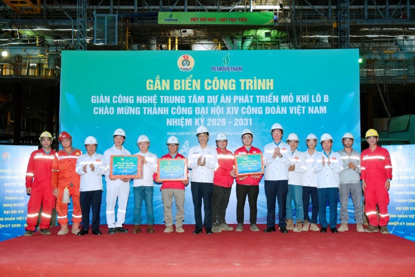 Đồng chí Trần Quang Dũng, Phạm Quang Dũng và Nguyễn Mạnh Kha trao tặng quà động viên cán bộ, kỹ sư và người lao động tại công trường.