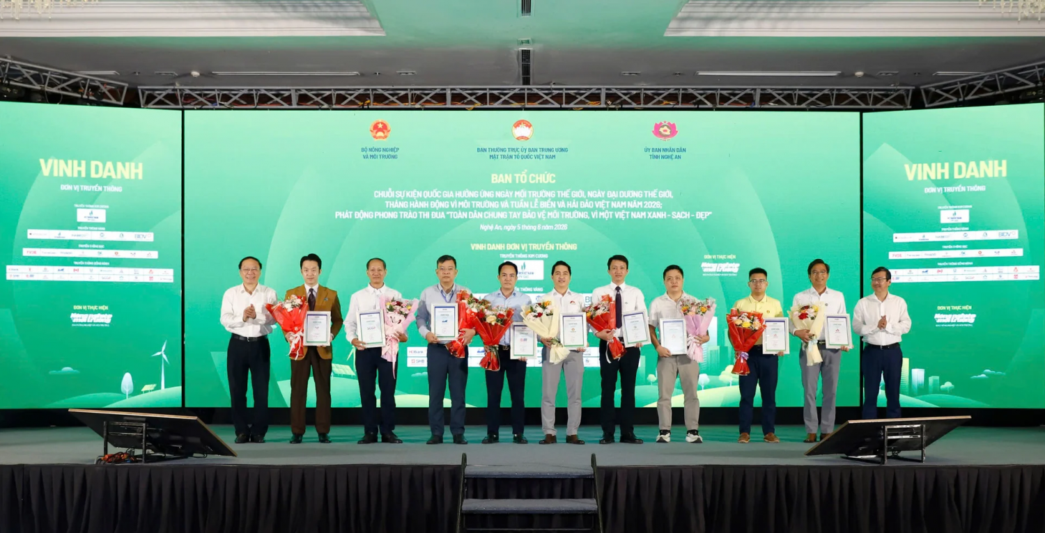 Thứ trưởng Bộ Nông nghiệp và Môi trường Lê Công Thành và Tổng Biên tập Báo Nông nghiệp và Môi trường Nguyễn Ngọc Thạch trao chứng nhận, tri ân các đơn vị đồng hành cùng chuỗi sự kiện môi trường quốc gia năm 2026.