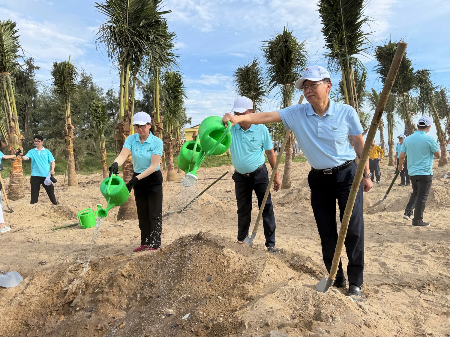Ông Trần Quang Dũng, Phó Bí thư thường trực Đảng ủy Petrovietnam tham gia trồng cây xanh tại khu vực ven biển Cửa Lò.