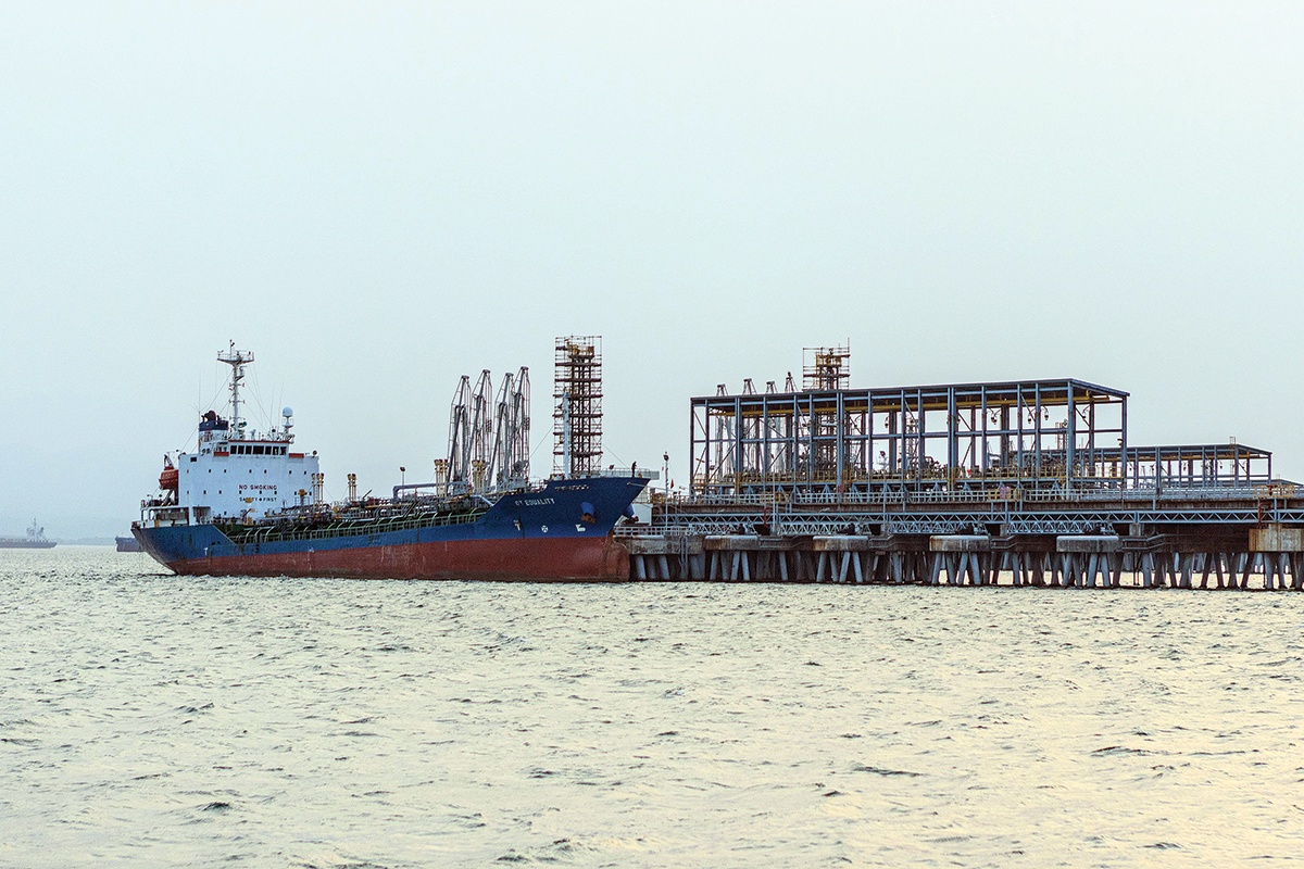 Sản phẩm MFO được xuất bán tại cảng xuất sản phẩm đường thủy (Jetty)