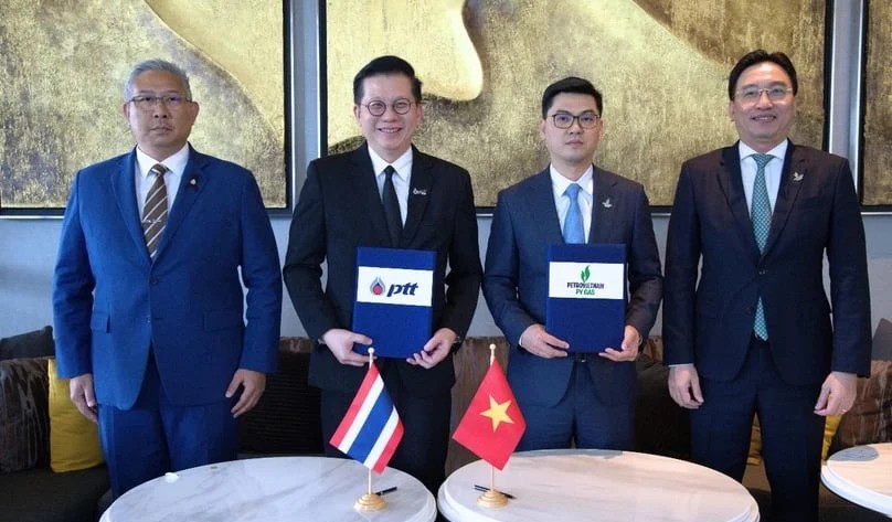 PV Gas's Party chief and chairman Nguyen Thanh Binh (first, right) and deputy general director Nguyen Phuc Tue (second, right) pose for a photo with PTT representatives, May 28, 2026. Photo courtesy of PV Gas.