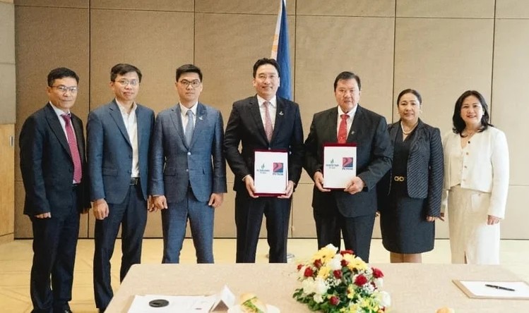 PV Gas's Party chief and chairman Nguyen Thanh Binh (middle) and other company staff pose for a photo with PTT representatives, June 1, 2026. Photo courtesy of PV Gas.