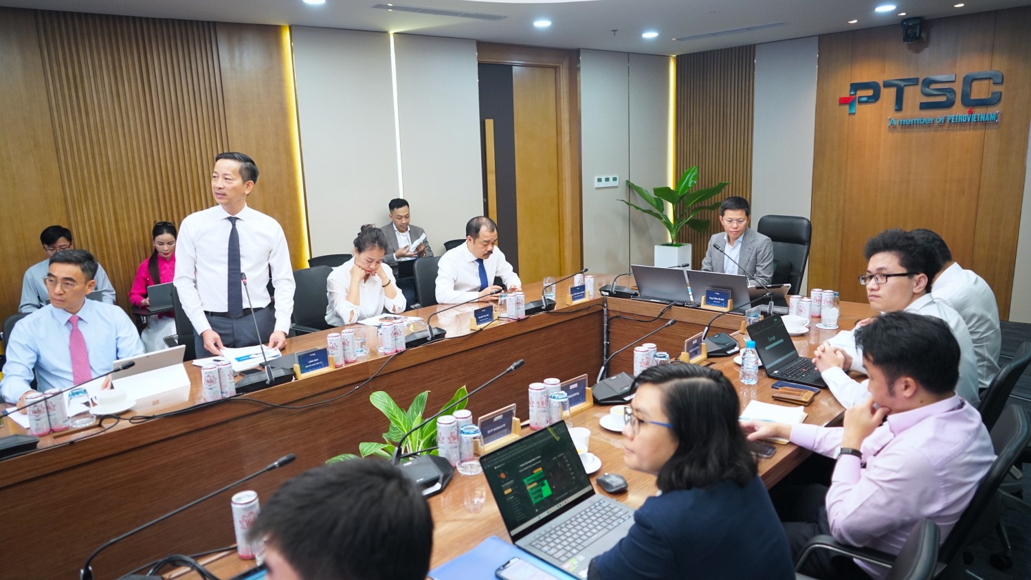 Đại diện PTSC thông tin đến các nhà đầu tư tình hình hoạt động của doanh nghiệp trong năm 2025, 5 tháng đầu năm 2026 và phương hướng thực hiện kế hoạch giai đoạn tiếp theo.
