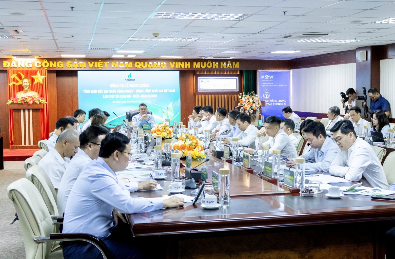 Tổng Giám đốc Petrovietnam Lê Mạnh Cường chủ trì buổi làm việc với các đơn vị liên quan của Cụm Khí - Điện - Đạm Cà Mau.