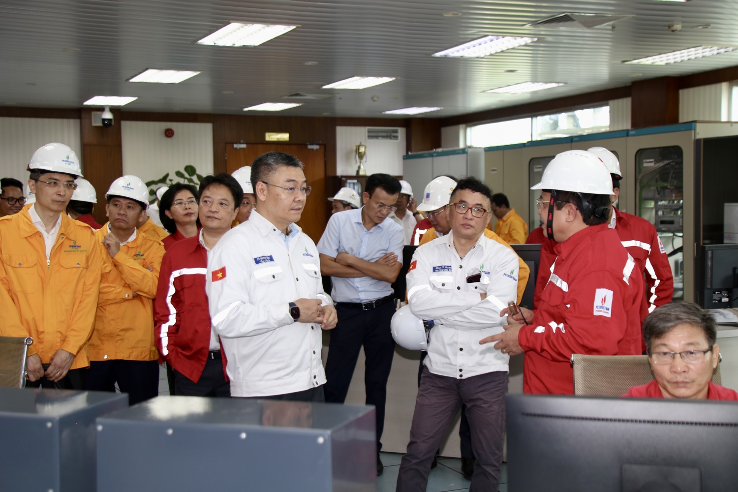 Tổng Giám đốc Petrovietnam Lê Mạnh Cường và đoàn công tác thăm Nhà máy Điện Cà Mau.