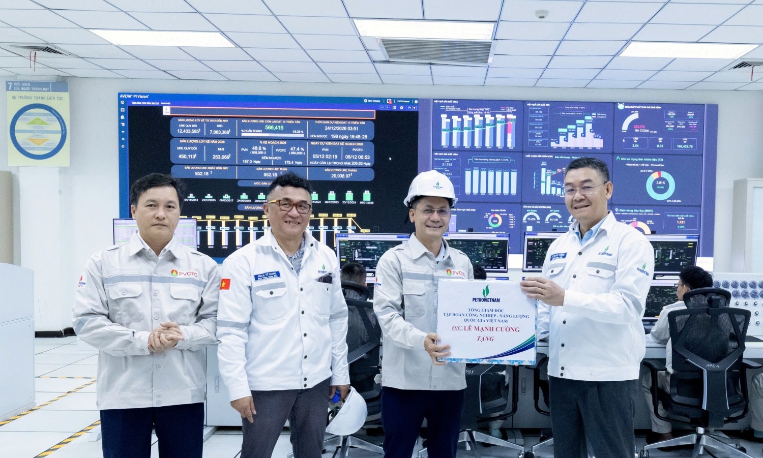 Tổng Giám đốc Petrovietnam Lê Mạnh Cường và đoàn công tác thăm Nhà máy Đạm Cà Mau.
