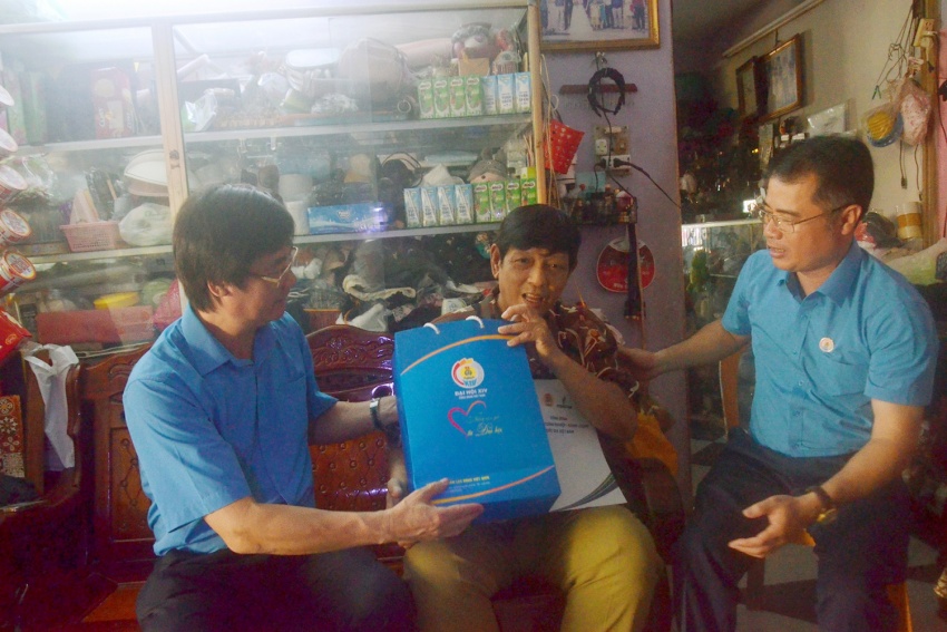Đoàn công tác thăm anh Cao Minh Hiển, người lao động Vietsovpetro.