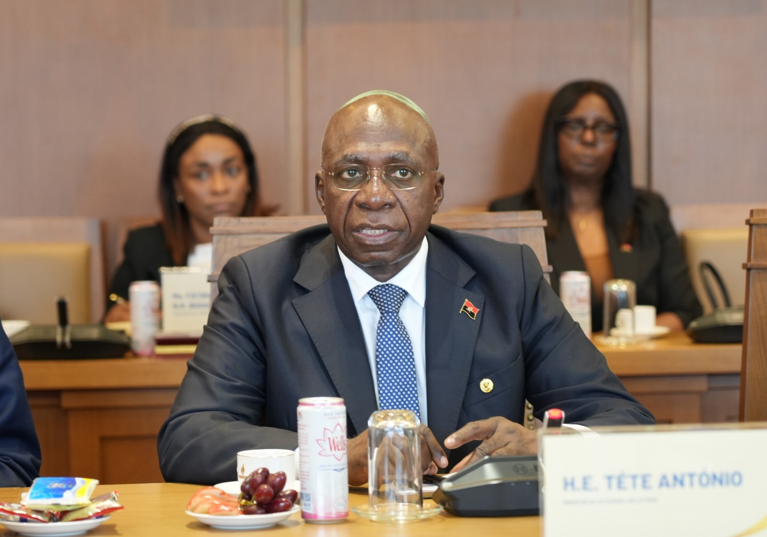 Bộ trưởng Ngoại giao Angola Téte António trao đổi tại buổi làm việc