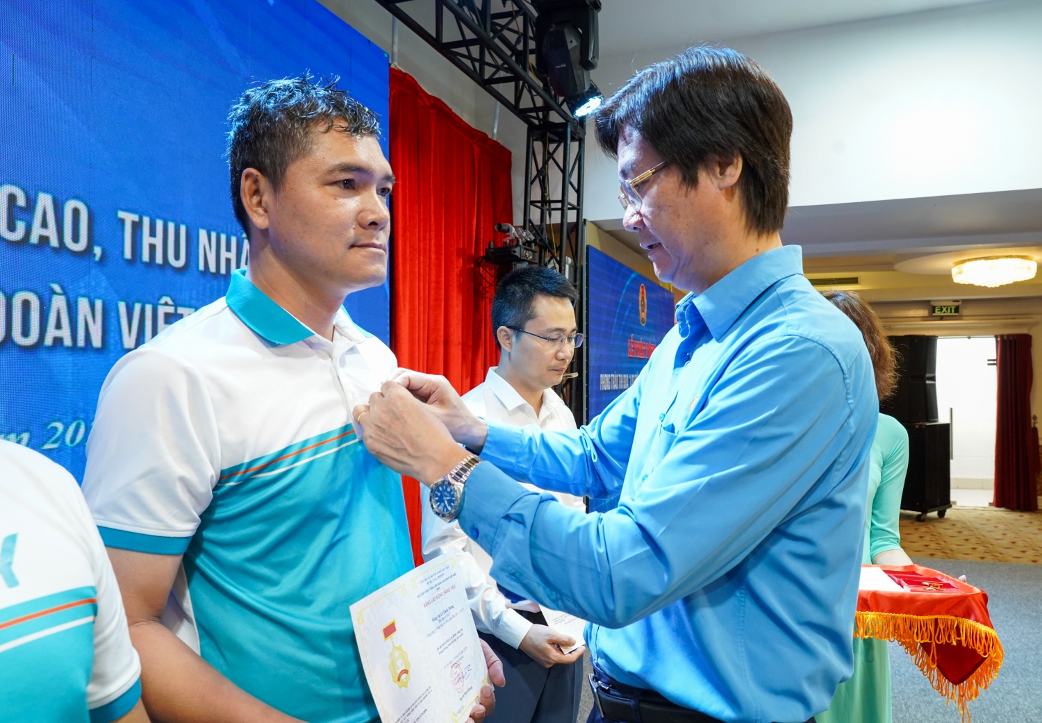 Chủ tịch Công đoàn Petrovietnam Nguyễn Mạnh Kha trao tặng Bằng Lao động sáng tạo và Huy hiệu Lao động sáng tạo của Tổng Liên đoàn Lao động Việt Nam cho người lao động của các đơn vị trong Petrovietnam.