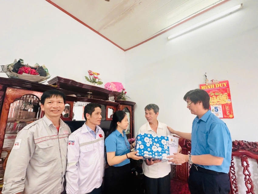 Đoàn công tác đến thăm anh Trần Ngọc Nô, người lao động PTSC.