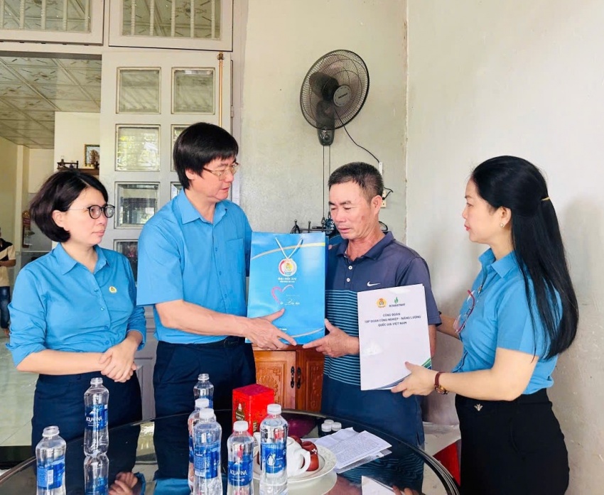 Đoàn công tác đến thăm anh Nguyễn Văn Quảng, người lao động PETROCONS.