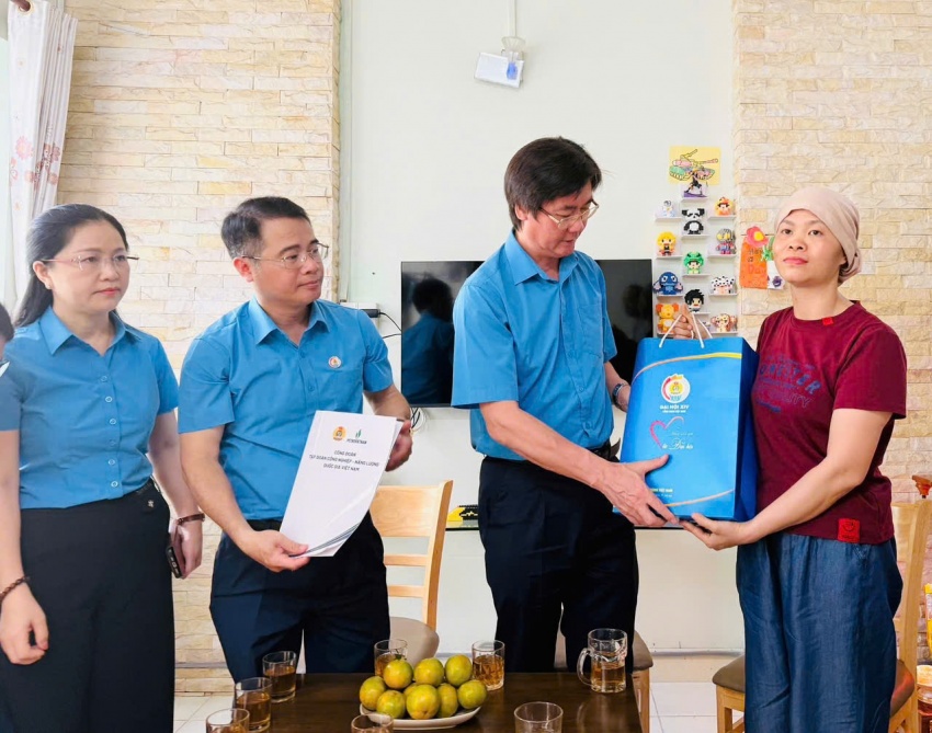 Đoàn công tác đến thăm chị Nguyễn Thị Yên, người lao động Công ty May Công đoàn thuộc Liên doanh Vietsovpetro.