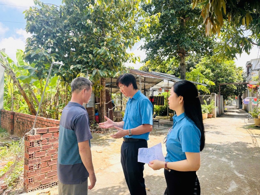 Đồng chí Nguyễn Mạnh Kha chia sẻ với những mất mát của anh Nguyễn Văn Quảng cùng gia đình và động viên anh giữ gìn sức khỏe.