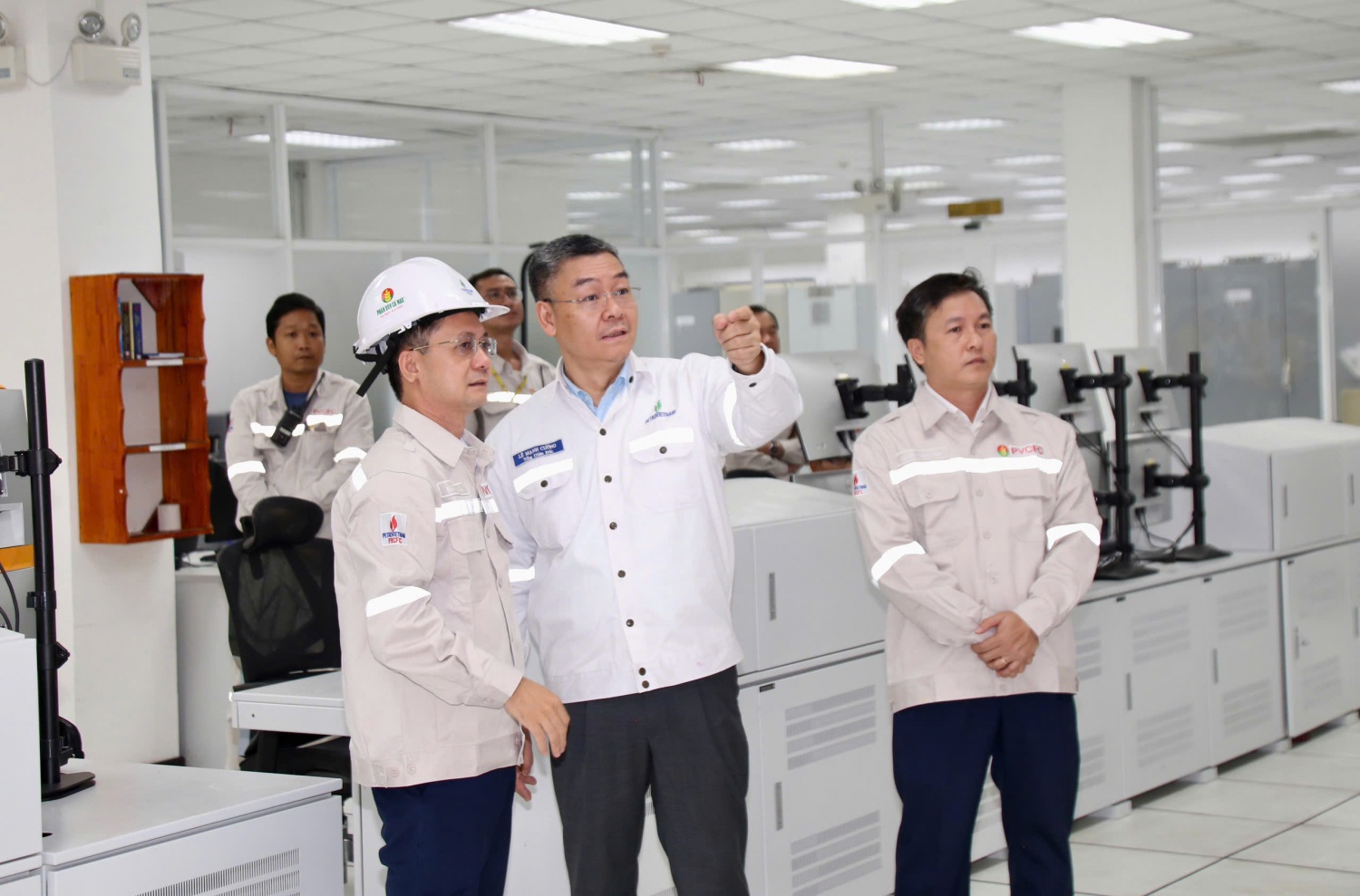 Tổng Giám đốc Petrovietnam Lê Mạnh Cường trao đổi với lãnh đạo Nhà máy Đạm Cà Mau.