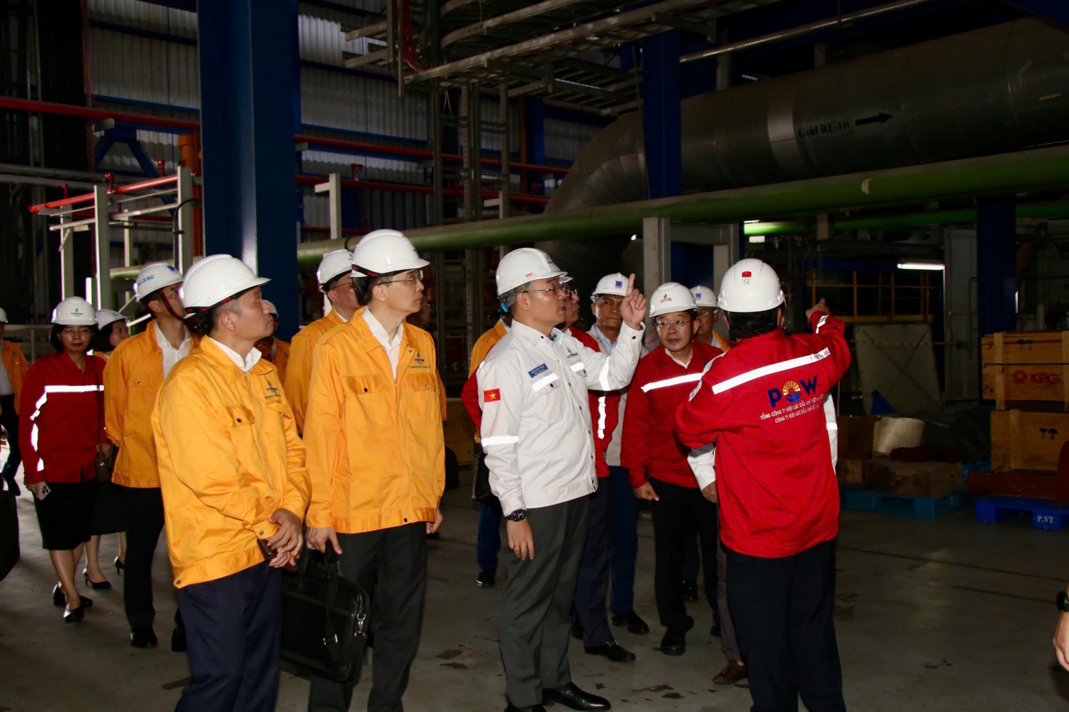 Tổng Giám đốc Petrovietnam Lê Mạnh Cường và đoàn công tác tại Nhà máy Điện Cà Mau.