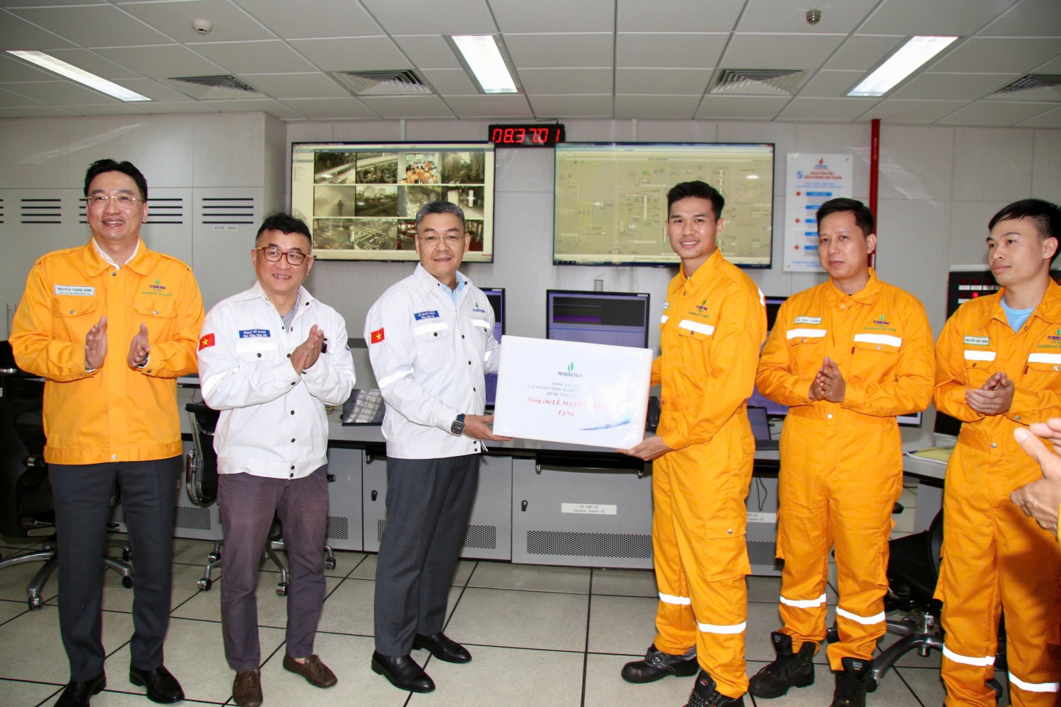 Tổng Giám đốc Petrovietnam Lê Mạnh Cường và Phó Tổng Giám đốc Petrovietnam Phan Tử Giang tặng quà cho người lao động tại Nhà máy Xử ký khí Cà Mau.
