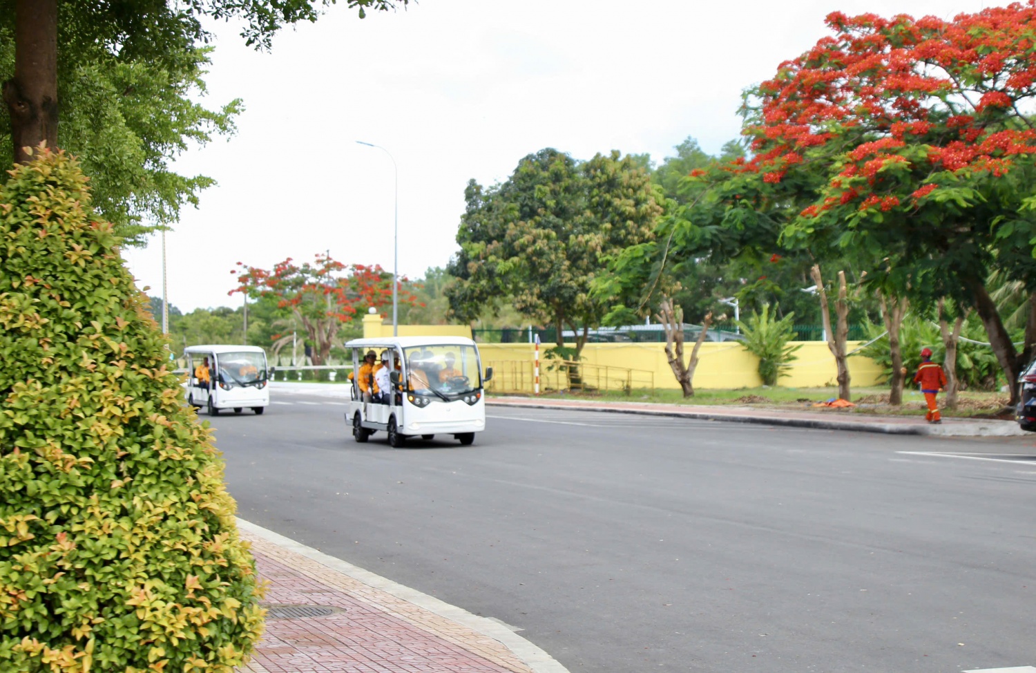 Đoàn công tác di chuyển trong khuôn viên Nhà máy Đạm Cà Mau.