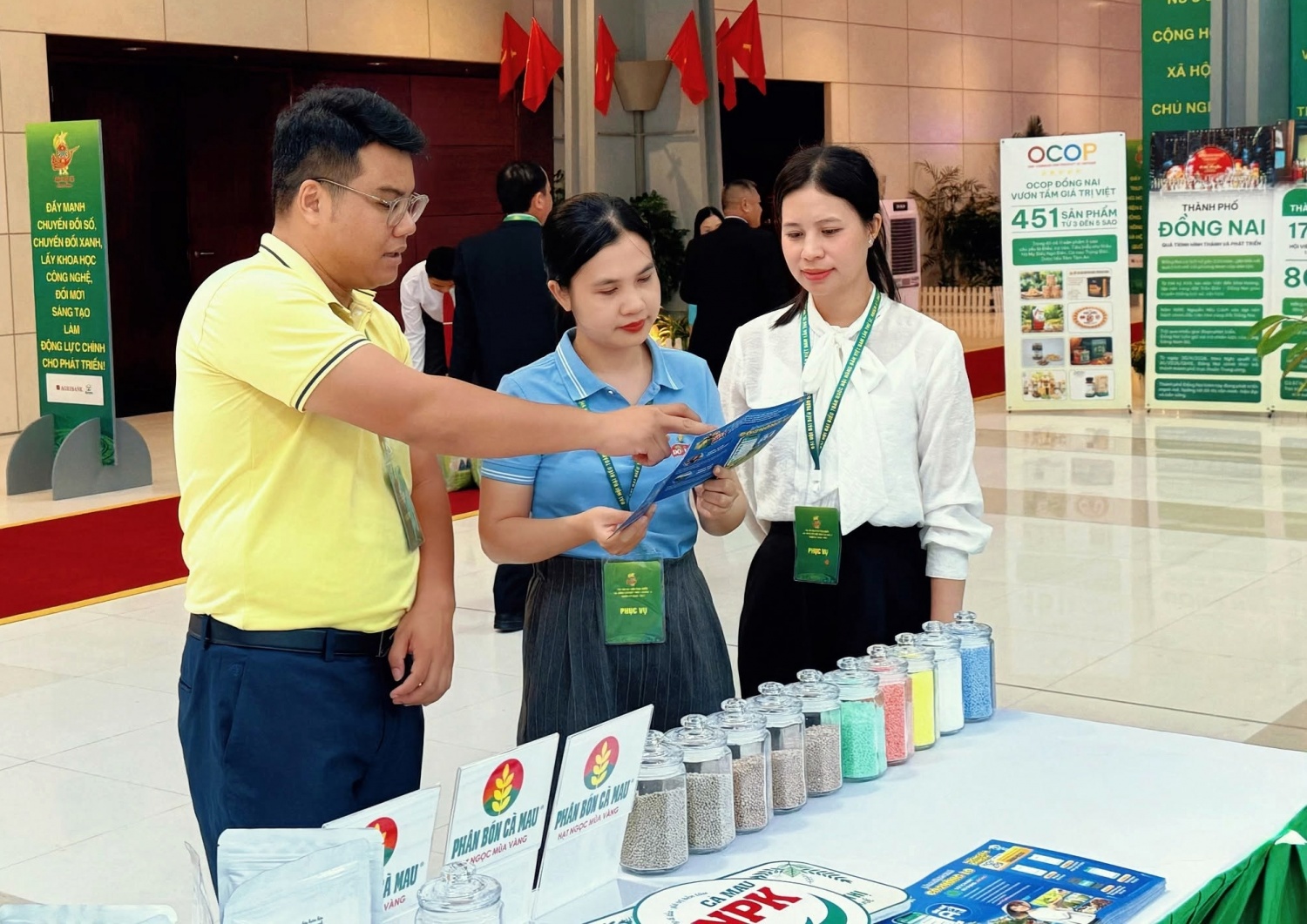 Khách hàng tìm hiểu các dòng sản phẩm của Phân bón Cà Mau.