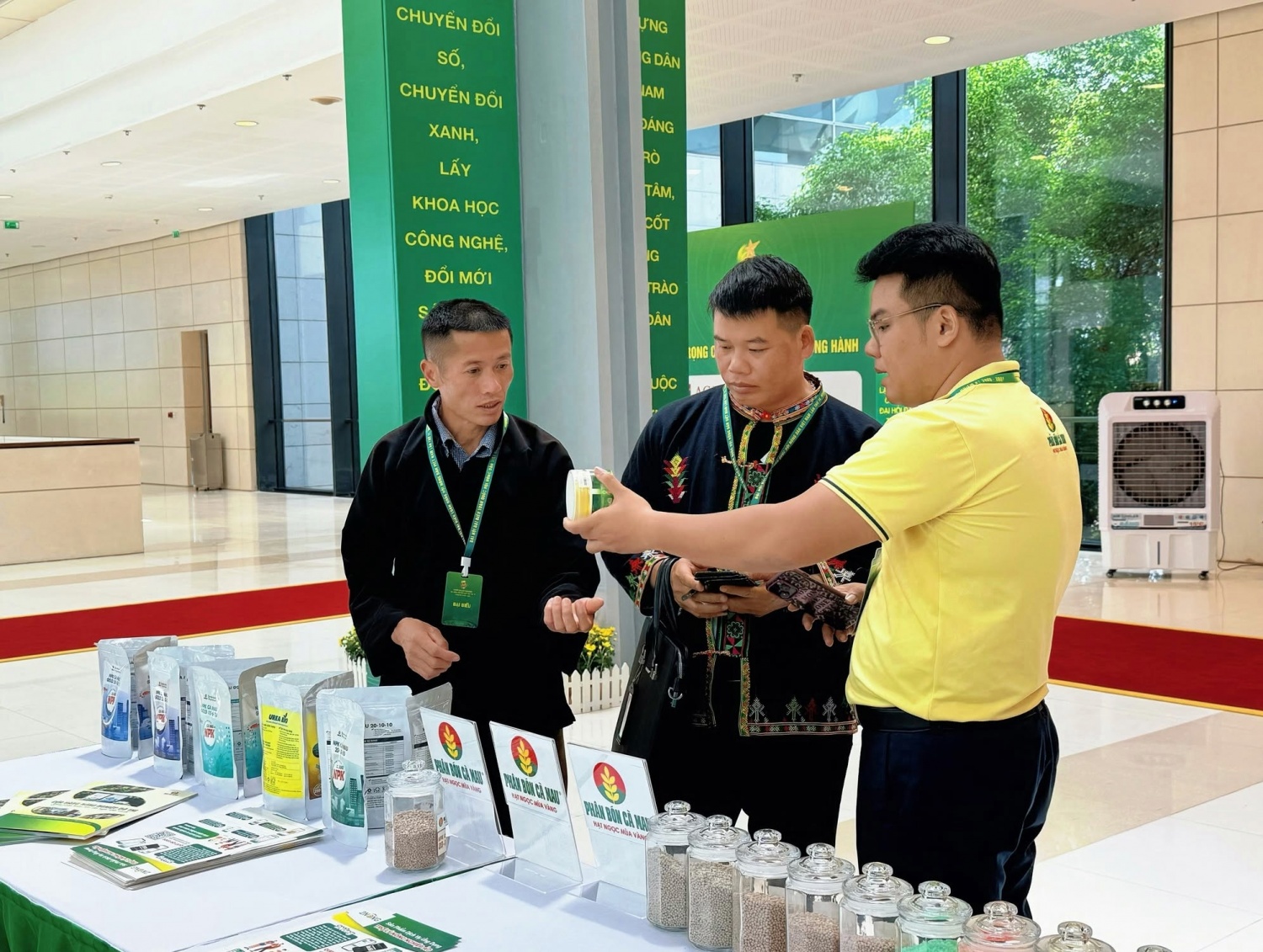Chuyên viên của Phân bón Cà Mau giới thiệu sản phẩm đến khách hàng.