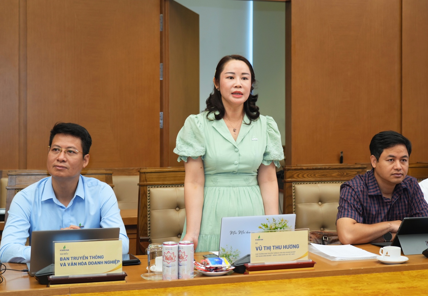 Bà Vũ Thị Thu Hương - Phó Trưởng Ban Truyền thông và Văn hóa Doanh nghiệp Petrovietnam phát biểu khai mạc tọa đàm.