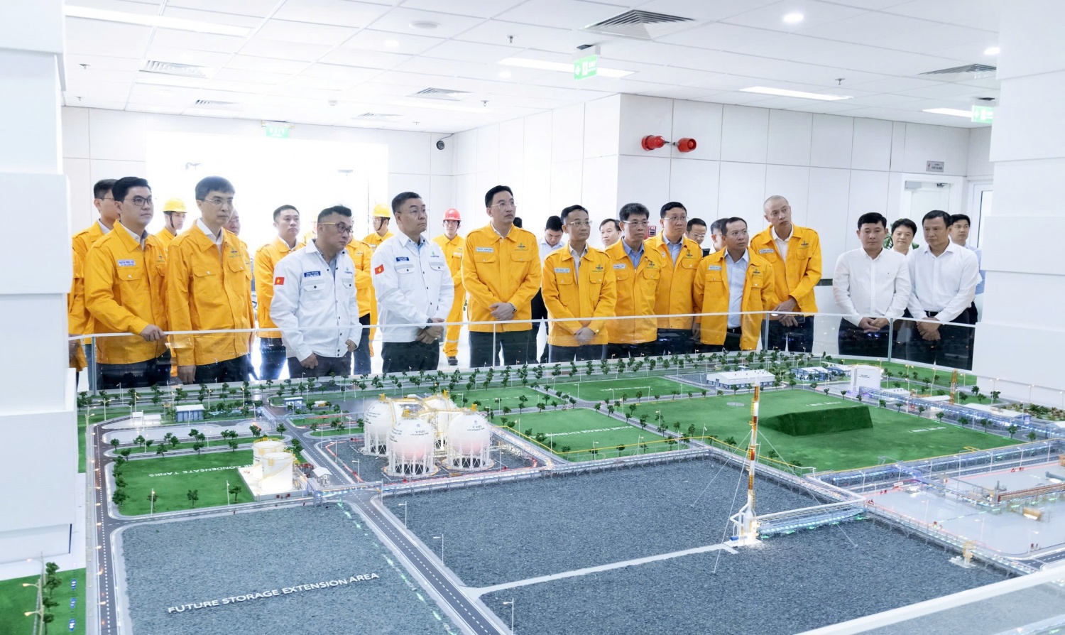 Tổng Giám đốc Petrovietnam Lê Mạnh Cường và đoàn công tác tham quan mô hình Nhà máy Xử lý khí Cà Mau.