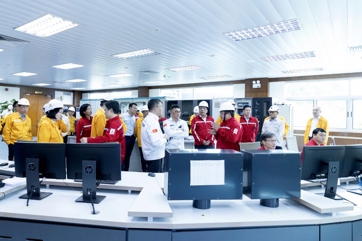 Tổng Giám đốc Petrovietnam Lê Mạnh Cường và đoàn công tác tại Phòng điều khiển Nhà máy Điện Cà Mau.