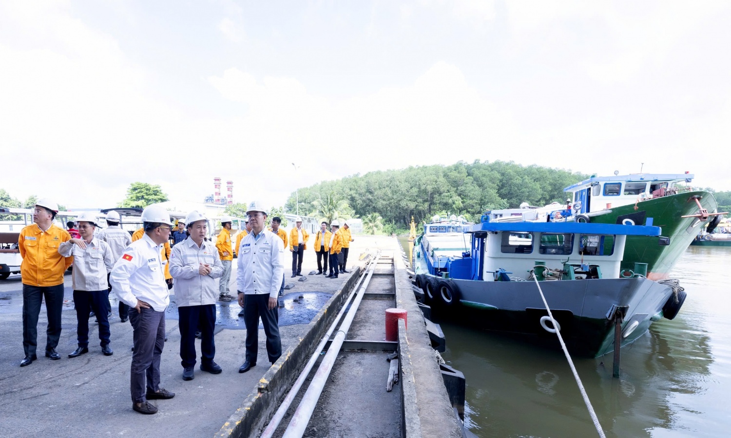 Đoàn công tác Petrovietnam tại Cảng xuất nhập của Nhà máy Đạm Cà Mau.
