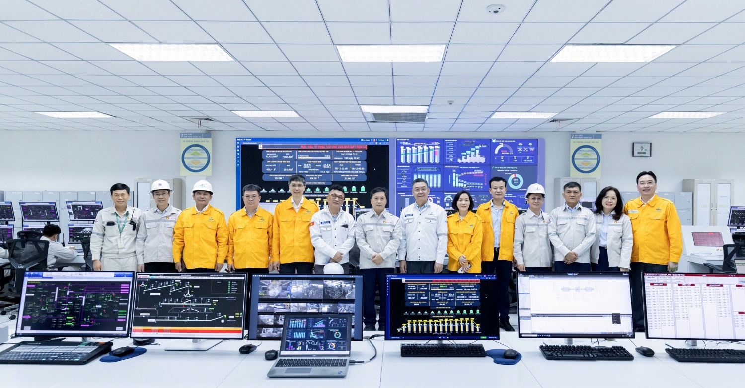Tổng Giám đốc Petrovietnam Lê Mạnh Cường và đoàn công tác tại Phòng điều khiển trung tâm Nhà máy Đạm Cà Mau.