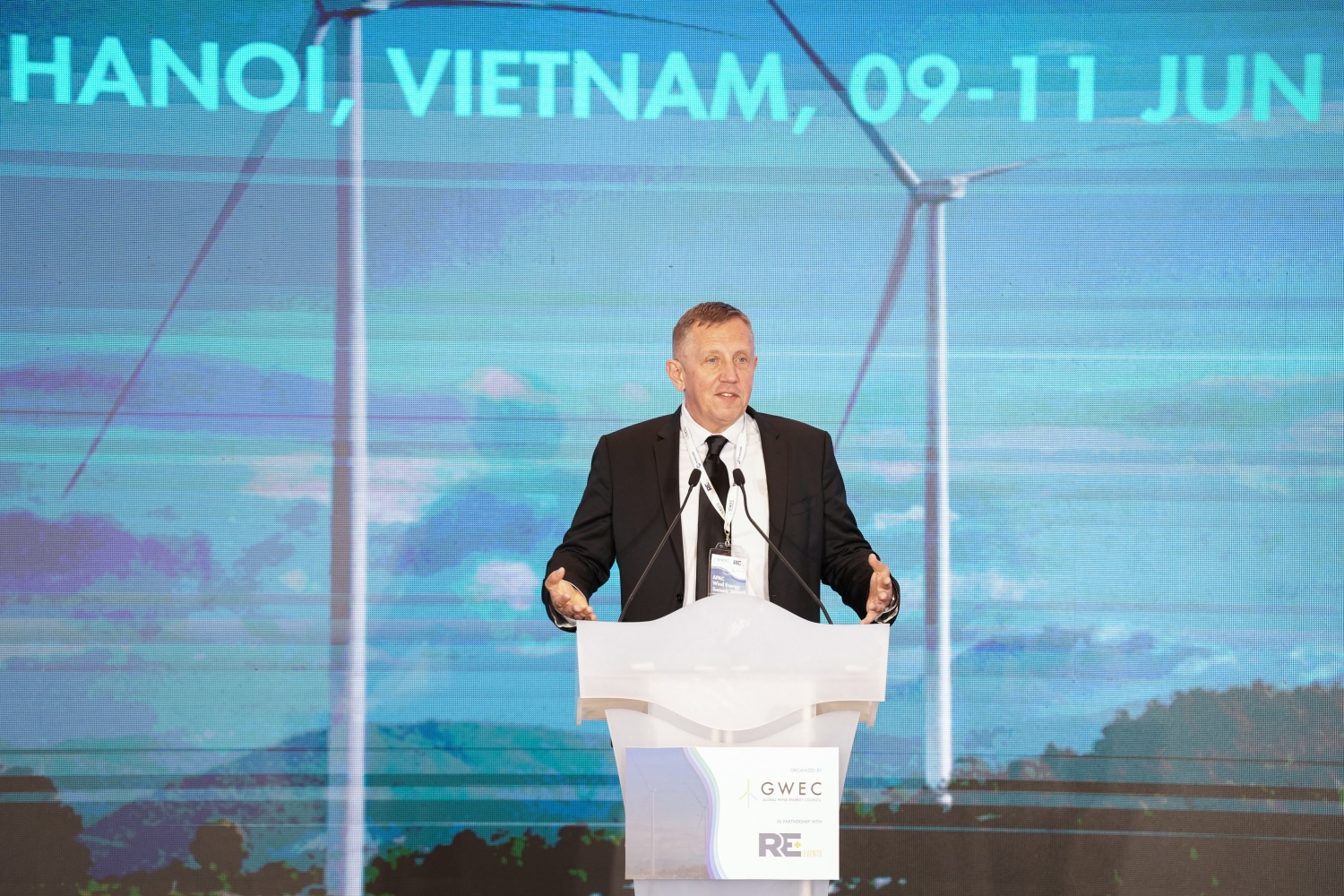 Ông Ben Backwell - Giám đốc điều hành Hội đồng Điện gió Toàn cầu (GWEC): Việc đa dạng hóa chuỗi cung ứng không chỉ mở ra cơ hội cho thị trường năng lượng Việt Nam mà còn tạo dư địa hợp tác rộng lớn giữa các quốc gia trong khu vực (Ảnh: Quang Long)